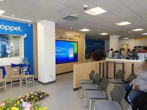 Sucursal BanCoppel: sala de espera y ventanillas, vista general