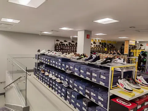 Piso de ventas de calzado con exhibidores