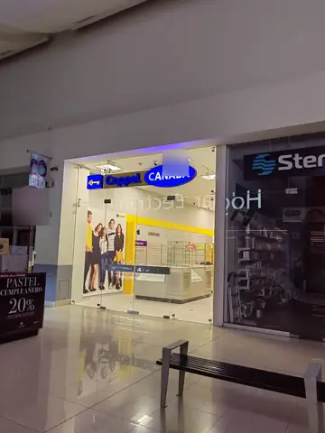 Fachada del local en plaza comercial con rótulo Coppel Canadá