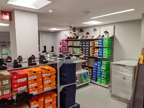 Pasillo de calzado con cajas por color