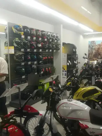Exhibición de cascos y motocicletas