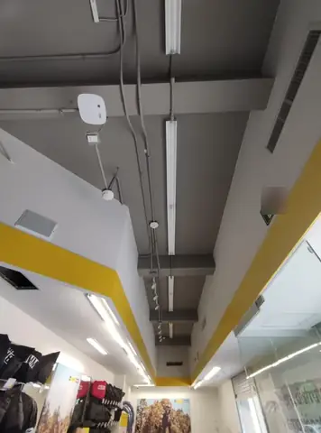 Pasillo técnico con ductos y canalizaciones aparentes en el plafón
