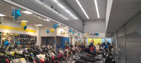 Vista panorámica del piso de motocicletas
