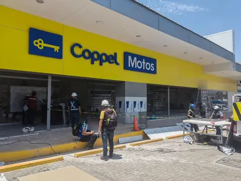 Fachada con rótulo Coppel Motos; cuadrilla con casco trabajando en la instalación