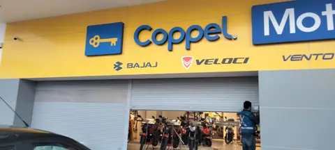 Fachada con cortina metálica y rótulo Coppel Motos