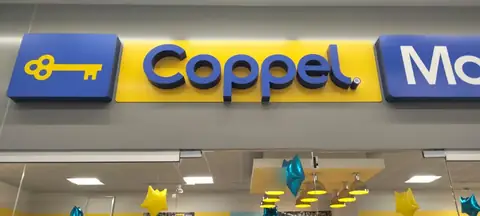 Rótulo Coppel Motos en el interior, con globos