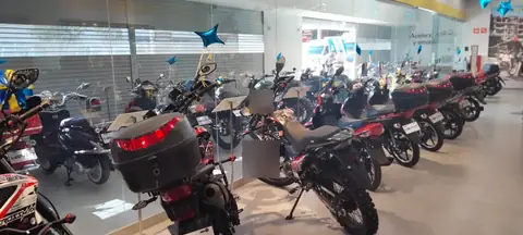 Motocicletas en hilera en el piso de ventas