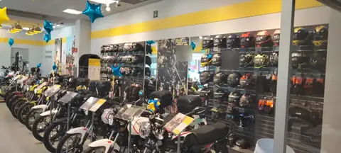 Exhibición de motocicletas y muro de cascos