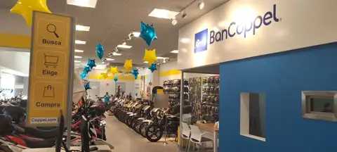 Módulo BanCoppel y exhibición de motocicletas con globos de inauguración