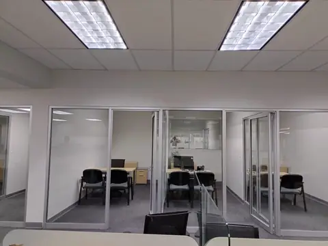 Oficinas privadas con mamparas de cristal