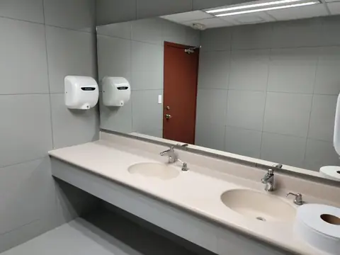 Sanitarios con lavabo doble, espejo y secadores de manos