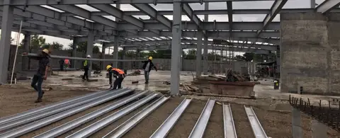 Estructura metálica de la tienda en construcción, con vigas y cubierta en proceso