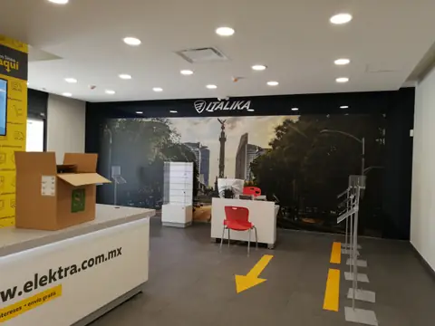 Módulo Italika con mural fotográfico y mostrador