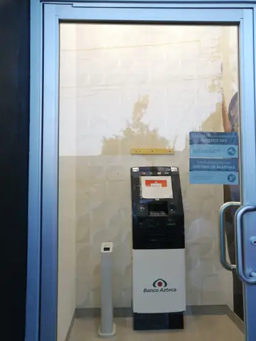 Cajero automático Banco Azteca tras puerta de cristal