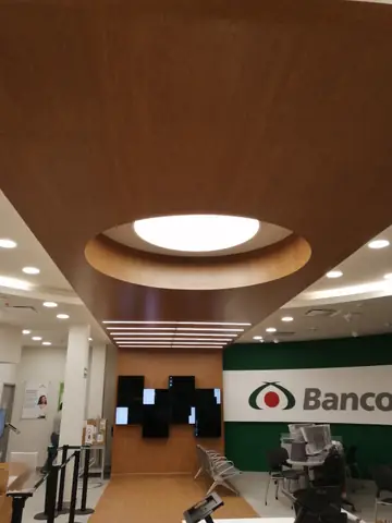 Plafón de madera con domo y muro Banco Azteca