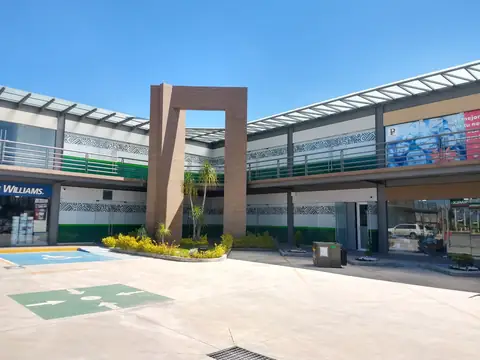Plaza comercial con arco de acceso y andador techado