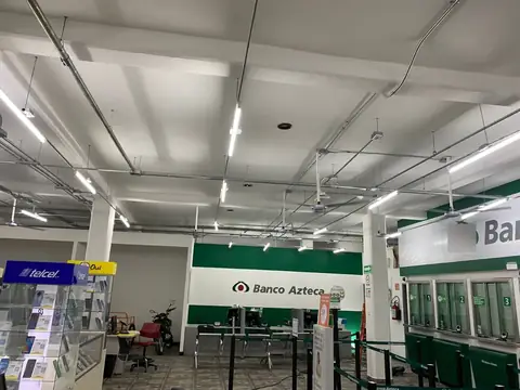 Sala con muro Banco Azteca y exhibidores
