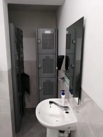 Área de lockers y lavabo