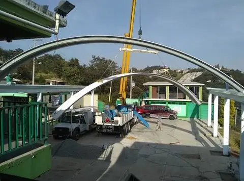 Montaje del arcotecho con grúa sobre el patio de una escuela