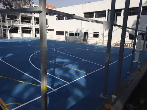 Cancha de piso azul con líneas blancas