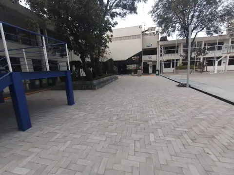Patio adoquinado con estructura azul