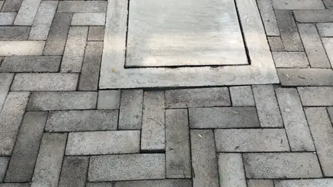 Detalle de adoquín y registro en el patio